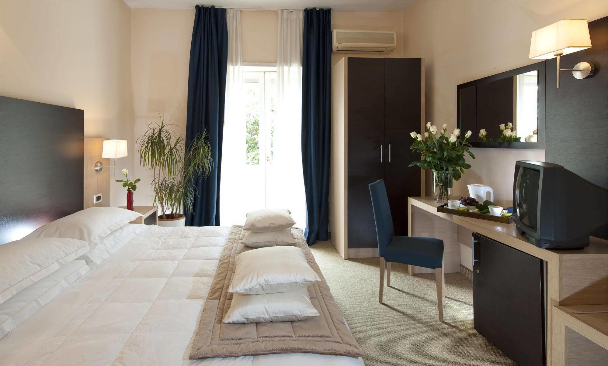 C-Hotels Club House Roma Esterno foto